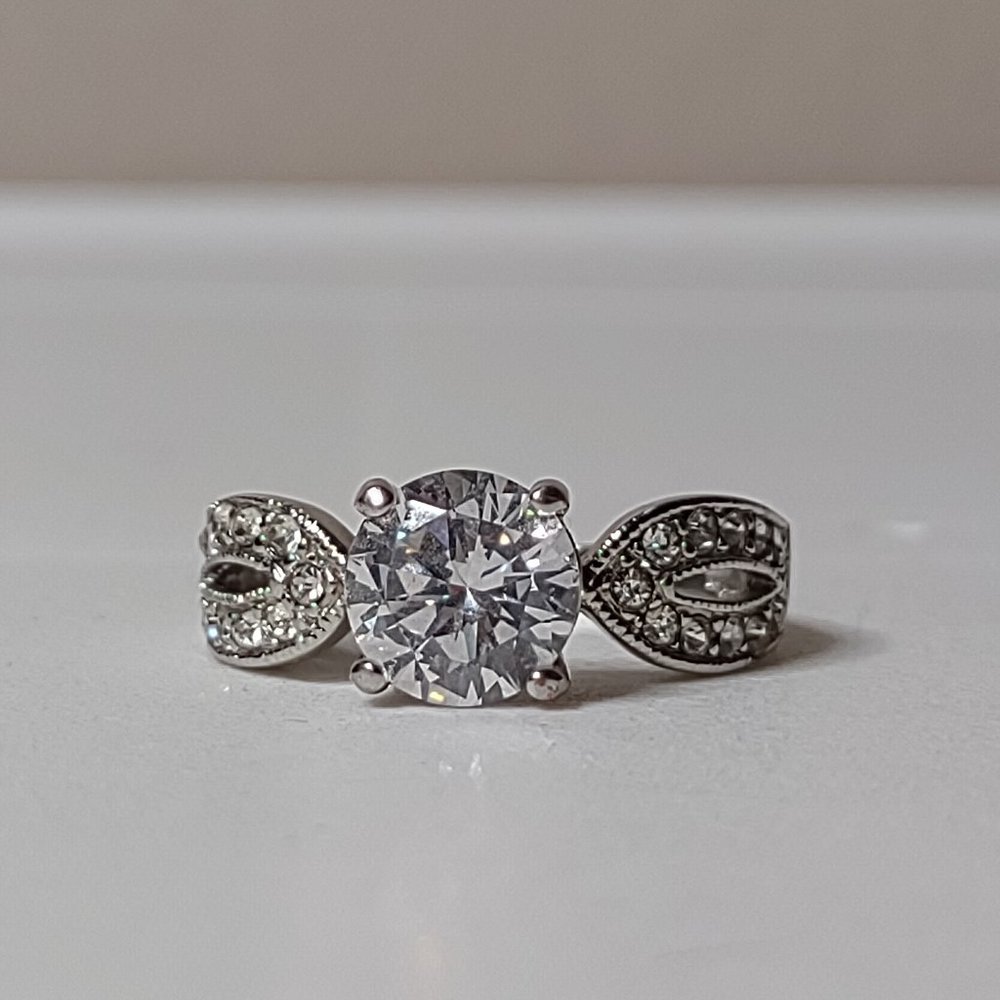 Cute Silver Tone Ring With Clear Stone Size 7